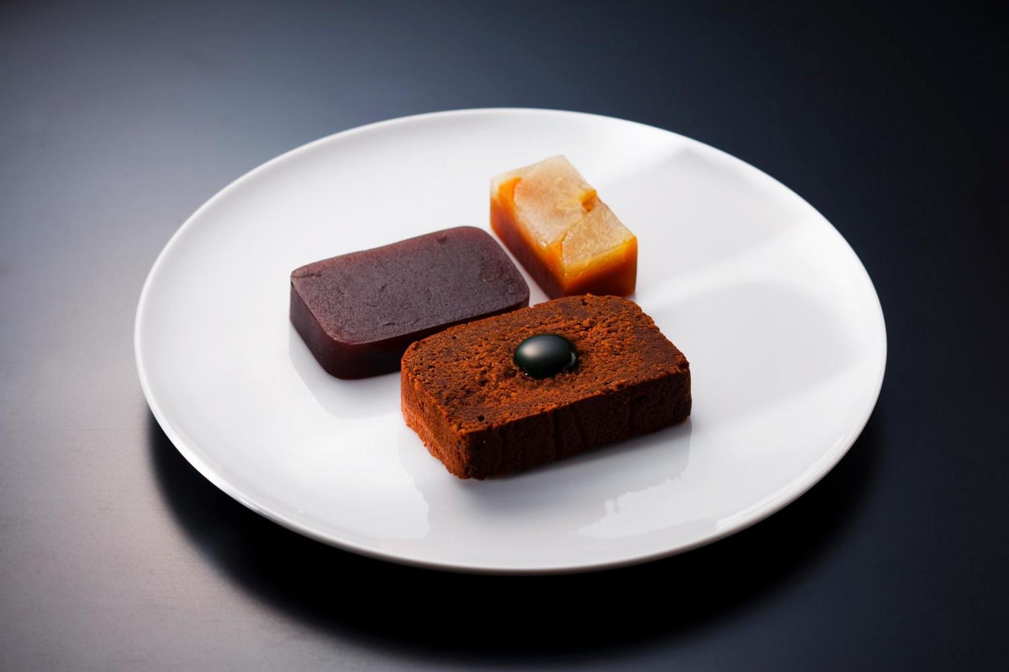 The Tokyo Station Hotel Dış mekan fotoğraf A plate of Japanese sweets
