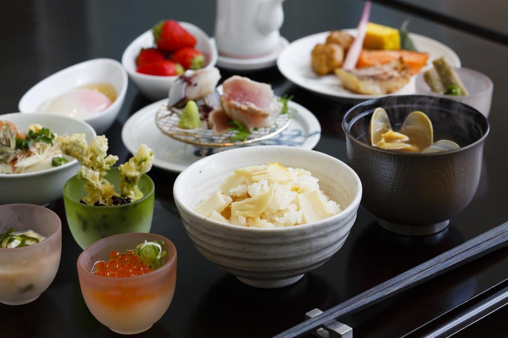 The Tokyo Station Hotel Dış mekan fotoğraf A Japanese breakfast