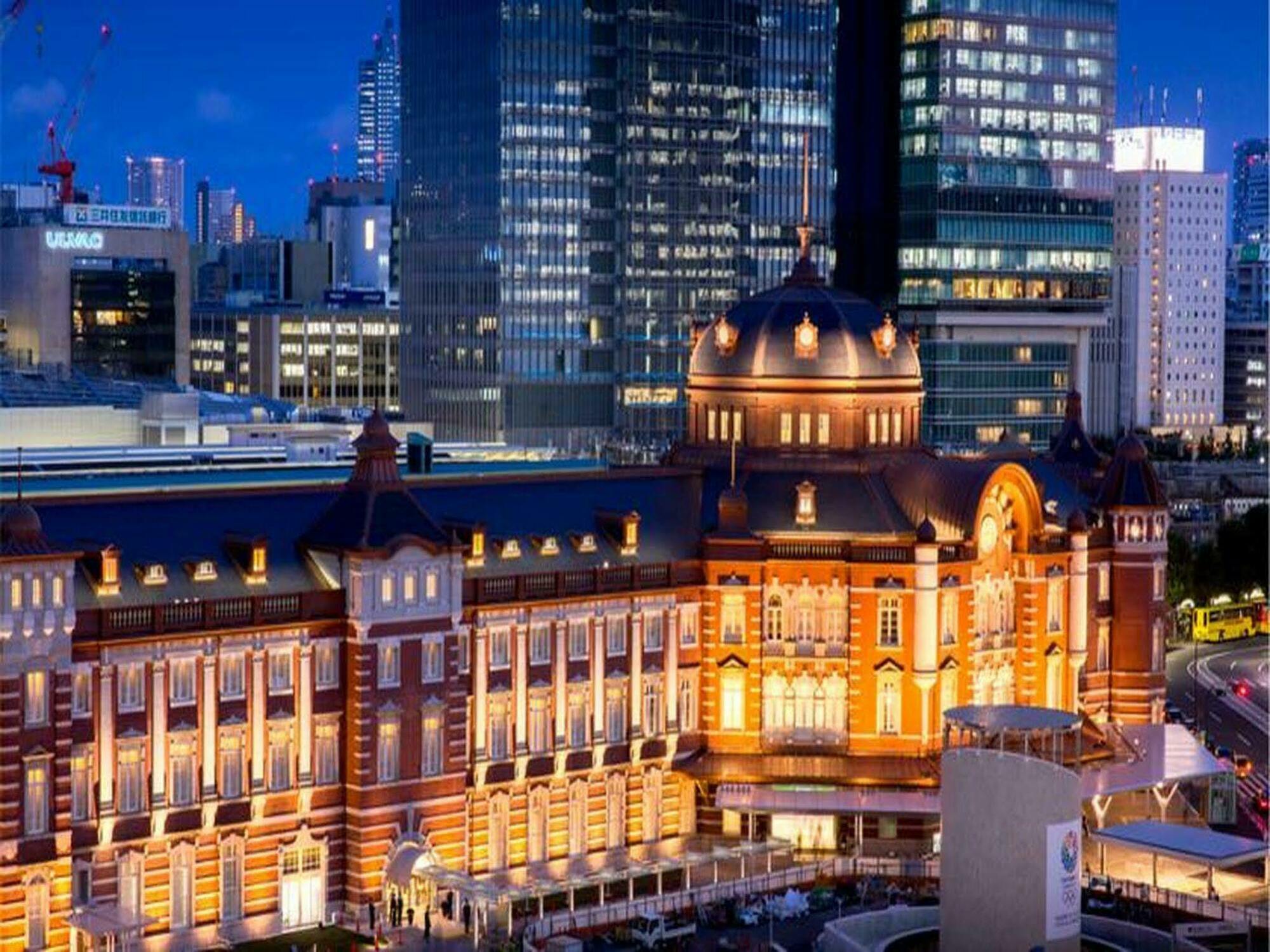 The Tokyo Station Hotel Dış mekan fotoğraf The station building at night